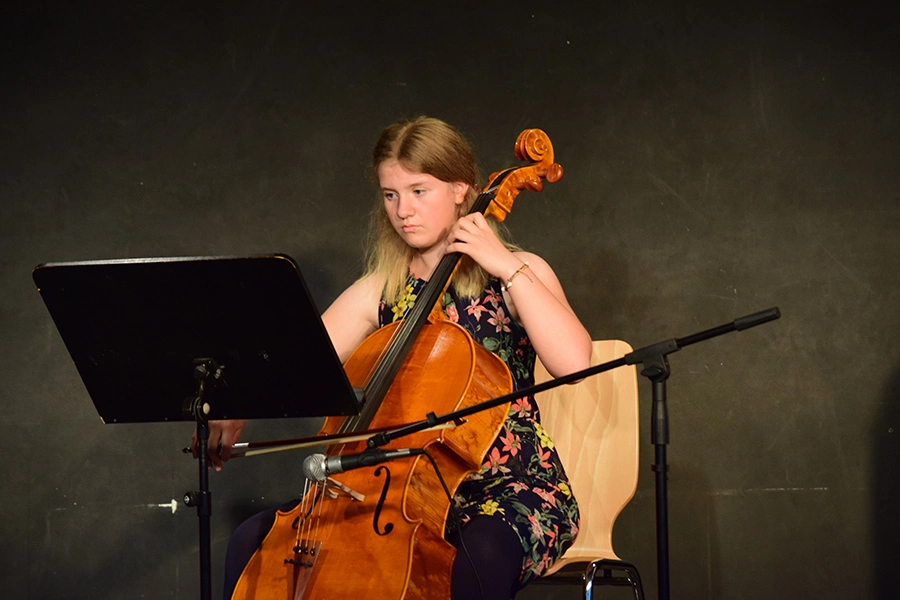Eine Schülerin spielt Cello - Abend der Poesie Montessori Schule Peißenberg