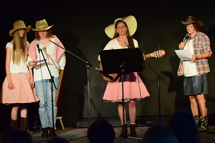 Schülerinnen singen und spielen Gitarre - Abend der Poesie Montessori Schule Peißenberg