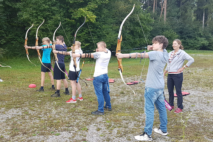 Bogenschießen während des Porjekttages der Montessori Schule Peißenberg