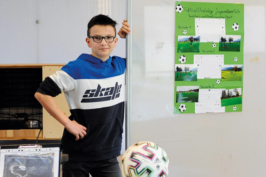 Ein Schüler präsentiert sein Projekt zum Montessopri Schulabschlus
