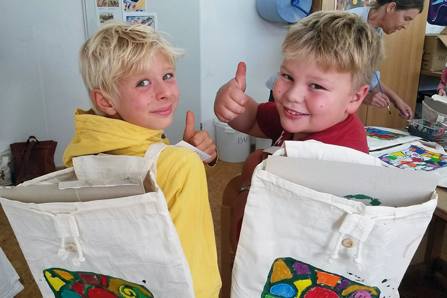 So sehen glückliche Künstler aus - Kinderhaus Projekt Zeltschule