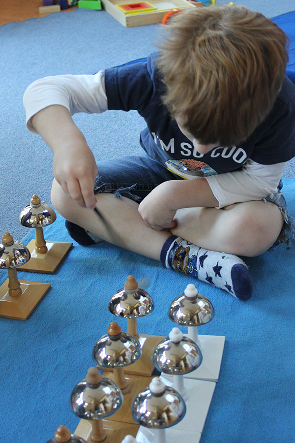 spielendes Kind im Montessori Kinderhaus und Kinderhäuschen Weilheim