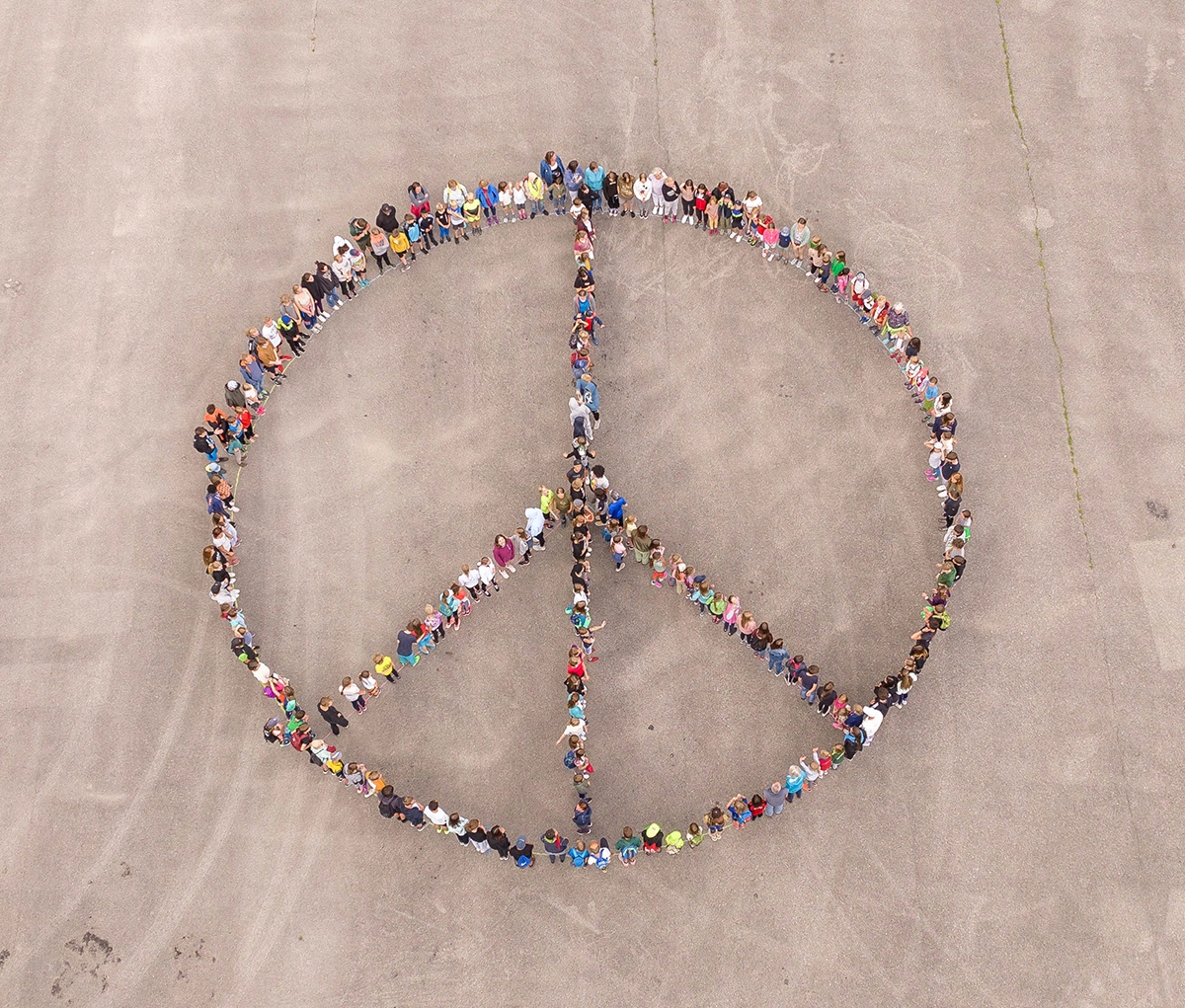 Menschen bilden ein Peace-Zeichen