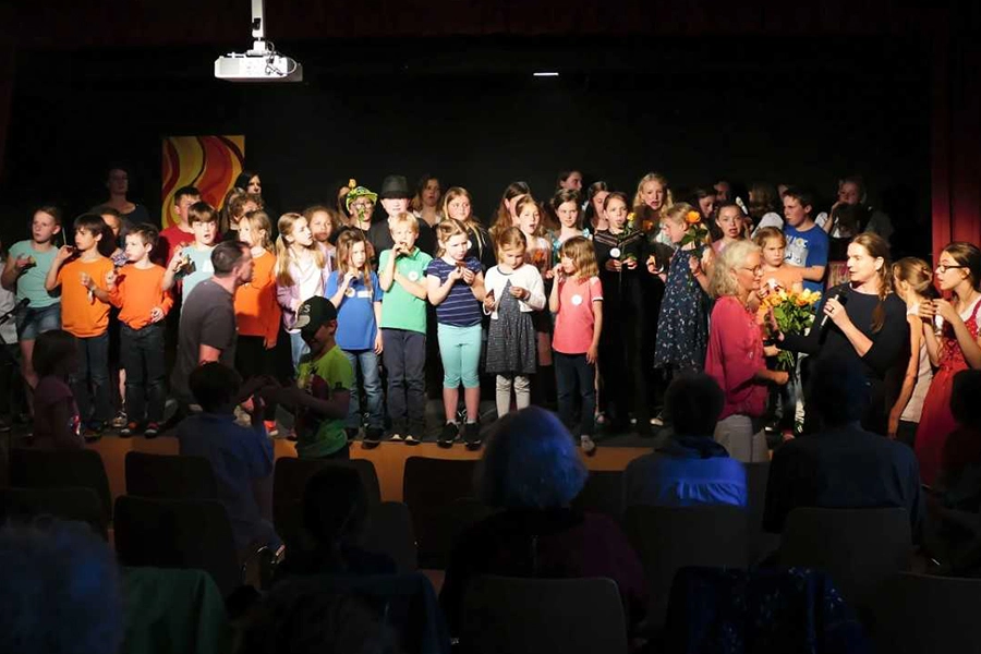Gruppenbild Abend der Poesie 2022 Montessori Schule Peissenberg