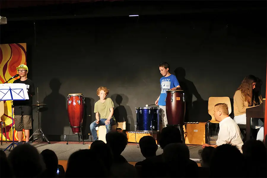 Schüler performen Musikalischer Abend der Poesie 2022