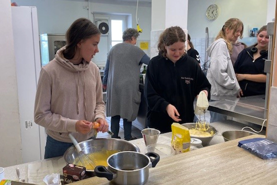 Montessori Schule Peißenberg Projekt Suppenküche - Schüler kochen Essen